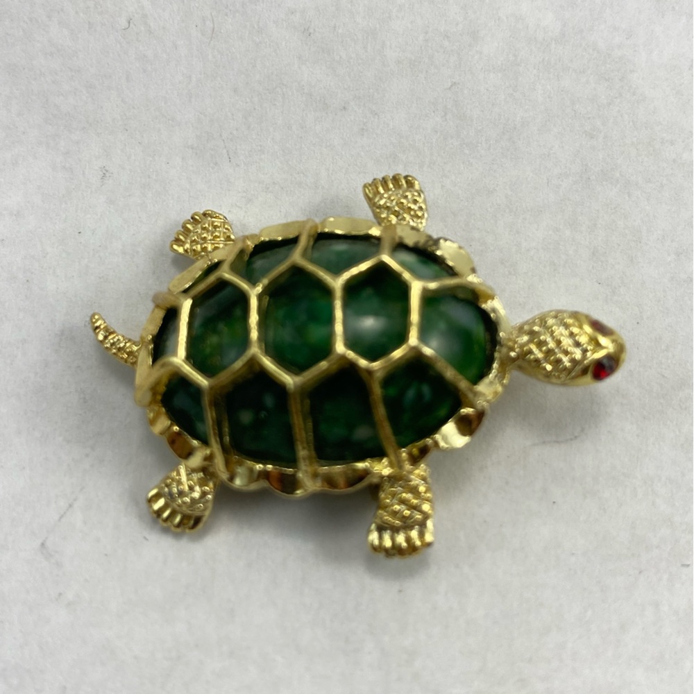 Vintage Gerry’s green turtle brooch.